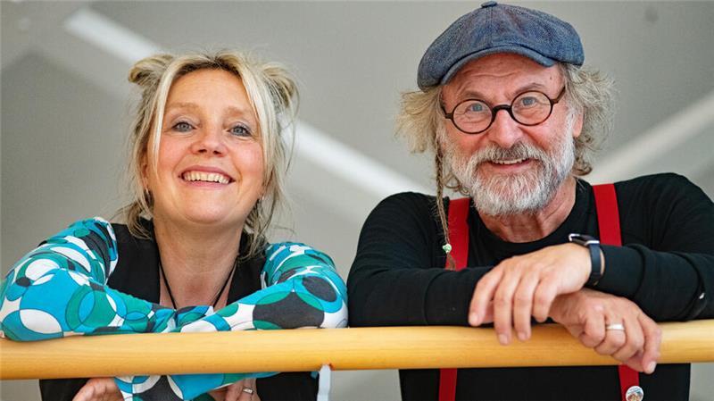 Bei den Lesungen wird Klaus-Peter Wolf oft von seiner Ehefrau, der Autorin und Sängerin Bettina Göschl, begleitet.