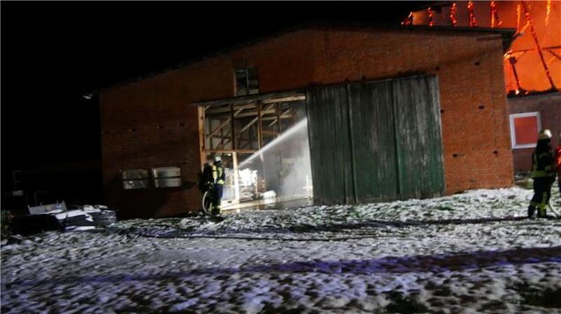 Leerstehendes Restaurant in Lamstedt brennt lichterloh – 150.000 Euro Schaden Für die Löscharbeiten sind viele Atemschutzgeräteträger im Einsatz. Mit einer Wärmebildkamera werden ständig die Temperaturen rund um das Gebäude und im Innenbereich kontrolliert.