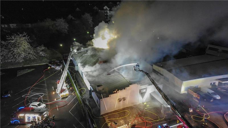 Polizei prüft auch Partyfontänen als Grund für Disco-Brand Bei den Löscharbeiten stürzte auch ein Teil des Daches ein.