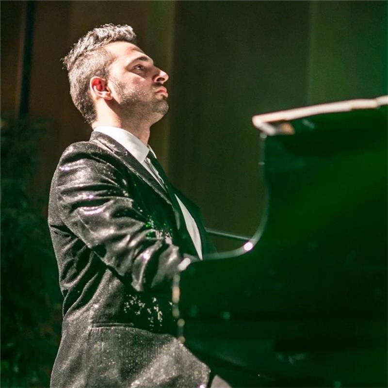„Rock meets Classic“ bekommt einen schillernden Nachfolger Bei den Musical-Aufführungen seiner Musical Company nimmt Pascal F. Skuppe auch mal mehreren Funktionen ein und singt und musiziert neben seiner Rolle als Dirigent und Chorleiter. Als Gesicht des „Rock meets Classic“-Nachfolgers „Rocket Nig