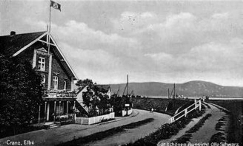 Bei den Neudrucken der Cranzer Ansichtskarten wurden die Flaggenmasten mit Hakenkreuzfahnen versehen. Außerdem sieht man deutlich den alten Deichverlauf bis zur Sturmflut 1962 beim Gasthaus „Zur schönen Aussicht“.