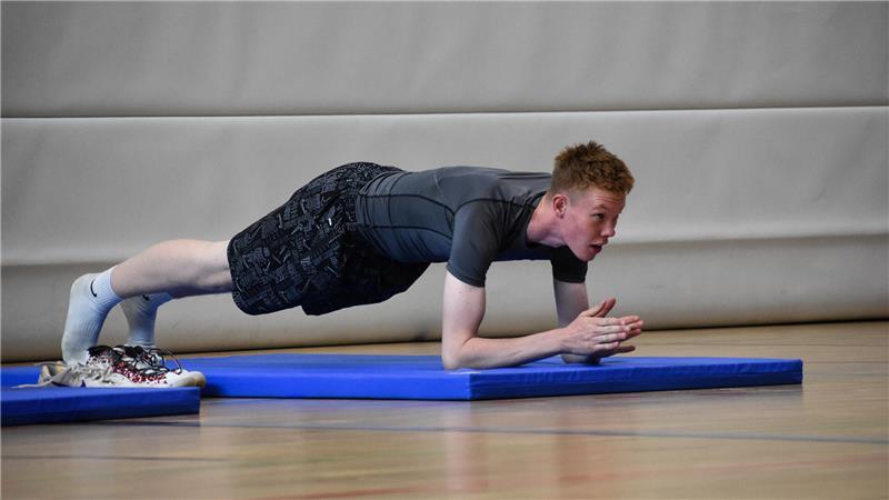 Basketball ist sein Leben: Talent vom VfL Stade will hoch hinaus Joris Rohde sützt sich mit den Unterarmen und den Zehen auf einer Matte ab.