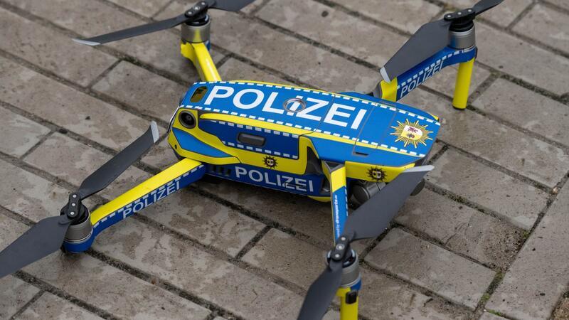 Bei den Polizeiermittlungen an einem Tatort in Zingst kam auch eine Drohne zum Einsatz. In der Nacht waren zwei Männer am Seebrückenvorplatz durch Schüsse schwer verletzt worden.