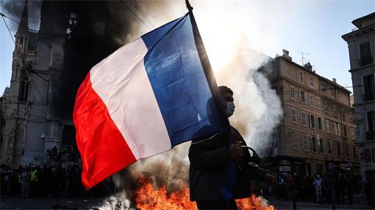 Bei den Protesten in Frankreich kam es erneut zu Sachbeschädigungen und Zusammenstößen von Krawallmachern mit der Polizei.
