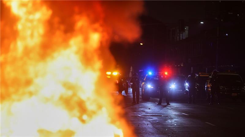 Eskaliert die Lage in Los Angeles? Bei den Protesten in Los Angeles wurden auch Autos angezündet. Eher eine Ausnahme, doch das sorgt für Aufsehen.