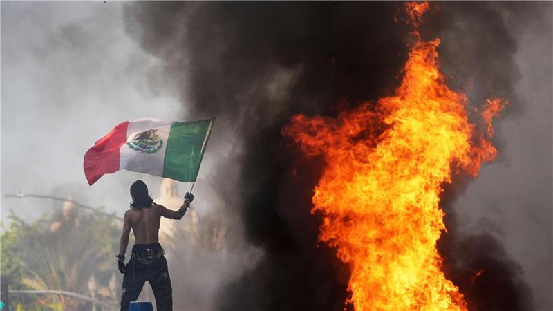 „Sie spucken, wir schlagen“: Trump demonstriert seine Macht Bei den Protesten waren auch immer wieder mexikanische Flaggen zu sehen.