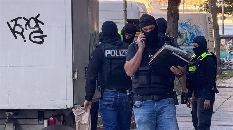 Bei den Razzien sind auch Spezialkräfte der Polizei im Einsatz.