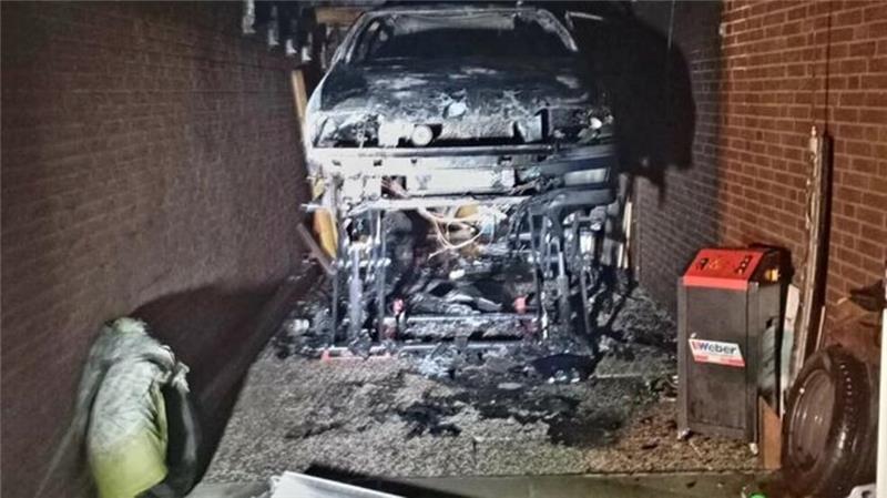 Auto fängt beim Schweißen Feuer: Wohnhaus in Gefahr Bei den Schweißarbeiten entzündeten sich unbemerkt herabtropfende Betriebsstoffe, wodurch sowohl das Auto als auch die Garage in Brand gerieten.