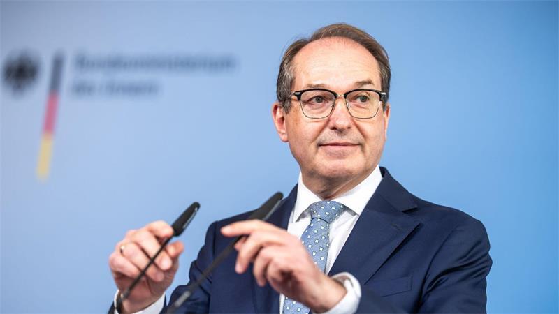 Merz drückt aufs Tempo bei Suche nach Spahn-Nachfolge Bei den Spekulationen um die Nachfolge von Jens Spahn an der Spitze der Unionsfraktion fällt auch der Name des bisherigen Innenministers Alexander Dobrindt.
