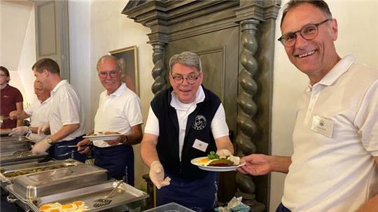 Stader Hansemahl im historischen Rathaus: Thomas Pauli, Volker Richter und Eckardt Fischer (von rechts) haben beim Auffüllen der Teller alle Hände voll zu tun