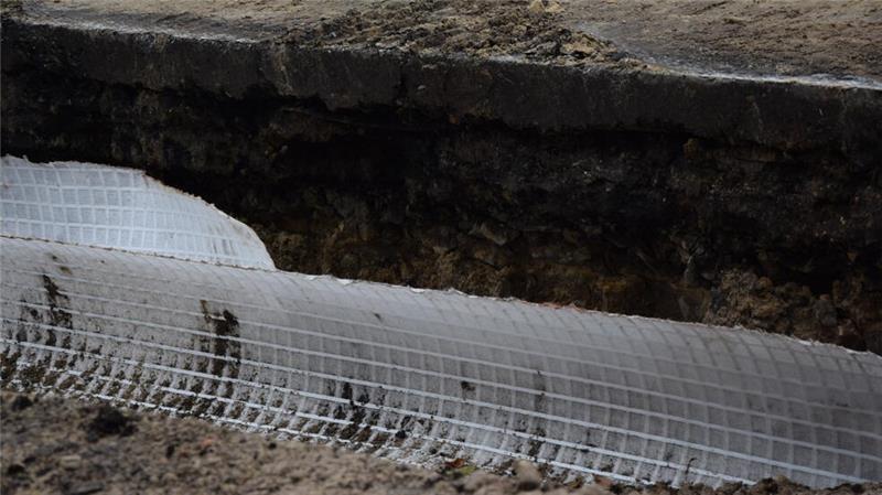 Bei den Straßenbauarbeiten an der Straße Westmoor werden Geogitter mit Vlieseinlagen verbaut. Das erhöht die Tragkraft der Fahrbahn.