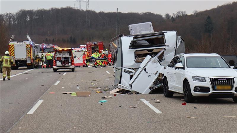 Zwei Tote bei Geisterfahrer-Unfall auf A6 Bei den Toten handelt es sich um den mutmaßlichen Unfallverursacher und einen weiteren Mann, wie ein Polizeisprecher sagte.