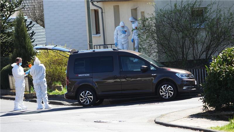 Bei den Toten handelt es sich um eine dreiköpfige Familie. 