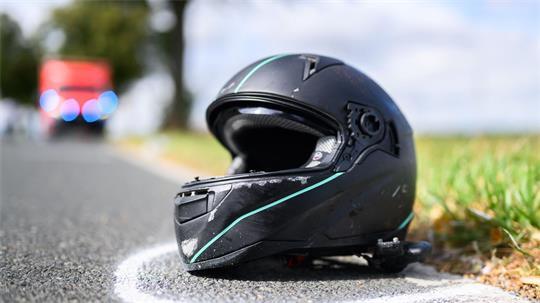 Bei den Unfällen stießen auch Autofahrer und Motorradfahrer zusammen. (Symbolbild)