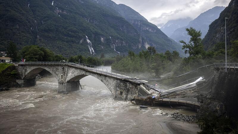 Neue Unwetterwarnung: Tal im Tessin wird evakuiert Bei den Unwettern am 28. Juni hatte das reißende Gewässer der Maggia eine Brücke zum Einsturz gebracht.