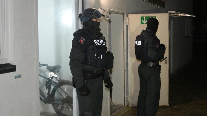 Totschlag aus Rache? Fünf Festnahmen im Altländer Viertel Bei den Wohnungsdurchsuchungen konnten diverse Beweismittel sichergestellt werden.