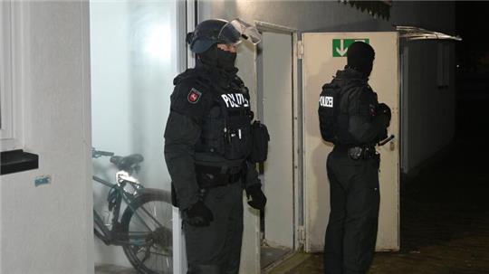 Bei den Wohnungsdurchsuchungen konnten diverse Beweismittel sichergestellt werden.