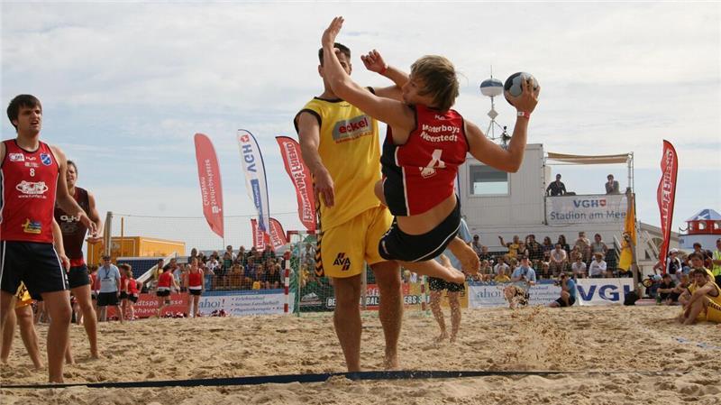 Bei den bisherigen Beachhandball-DM in Cuxhaven im VGH Stadion am Meer gab es viele spektakuläre Szenen zu bestaunen. Foto: Lütt