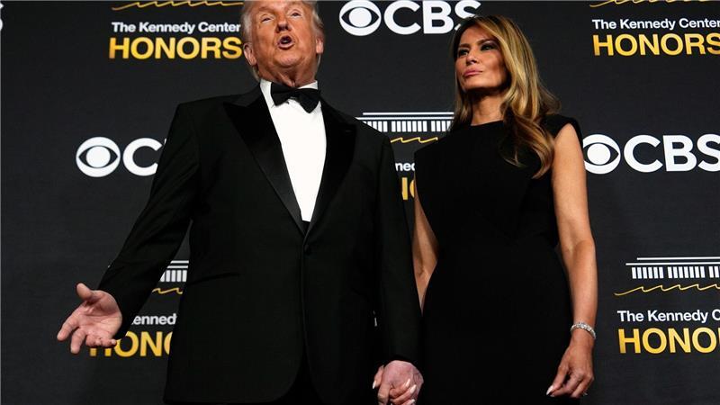 Gala im Kennedy Center mit Novum: Trump auf der Bühne Bei den diesjährigen Auszeichnungen im Kennedy Center sind US-Präsident Donald Trump und First Lady Melania Trump dabei - anders als früher.