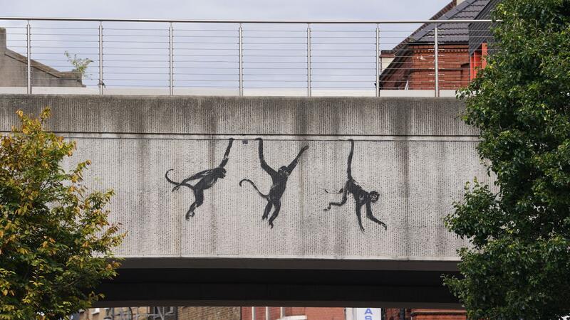 Katze bei Dehnübung: Banksy setzt Bilderreihe in London fort Bei den drei Äffchen kam ein japanisches Sprichwort in den Sinn.