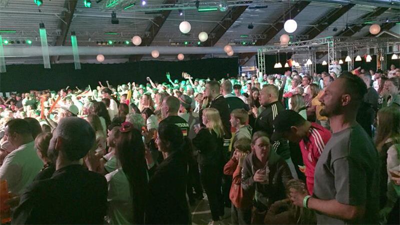 Bei den ersten Spielen der deutschen Fußballnationalmannschaft war die Eissporthalle in Harsefeld immer gut gefüllt.