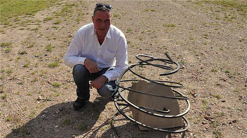 Bei den kraftvollen Werken von Thomas Werner gehen Eisen und Gestein eine kunstvolle Verbindung.