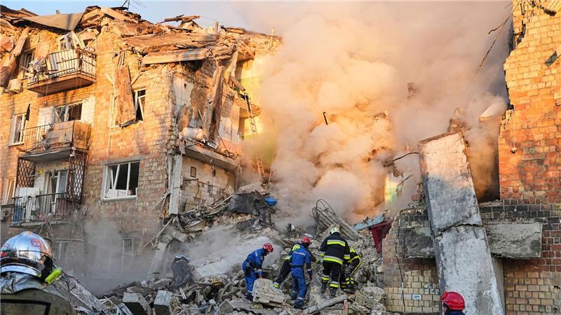 Viele Tote bei Luftangriffen - Kiew fordert neue Sanktionen Bei den russischen Angriffen kommt es teils zu massiven Schäden.