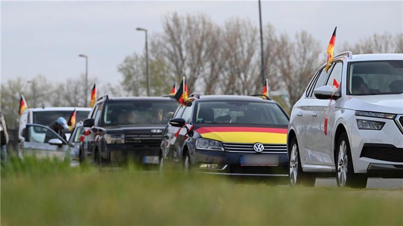 Autokonvoi gegen hohe Spritpreise vor Reichstag in Berlin Bei der Abfahrt in Emden kamen etwa zwei Dutzend Fahrzeuge zusammen.