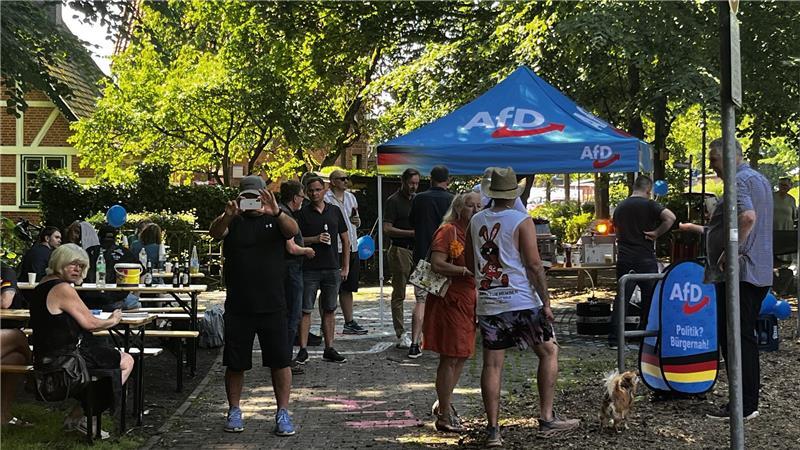 Bei der AfD gibt's Bier und Bratwurst gratis - und eine Spendenbox mit der Aufschrift: Unser Land zuerst.