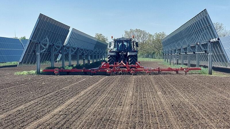 Solarpark: Nordkehdinger Politiker lassen den Landkreis auflaufen Bei der Agri-PV bleibt genügend Raum für die landwirtschaftliche Nutzung. Anders als bei Freiflächen-Photovoltaik dürfen bei Agri-PV höchstens 15 Prozent der Fläche durch Solarmodule verloren gehen.