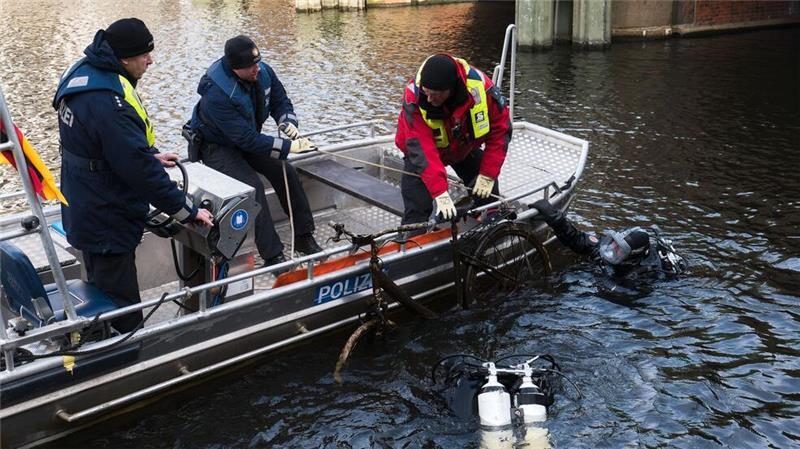 Bei der Aktion „Hamburg räumt auf“ fischen rund 20 Taucher von Polizei, Feuerwehr und DLRG wieder zahlreiche Dinge aus der Binnenalster, etwa E-Scooter, Fahrräder, aber auch etliche Handys.