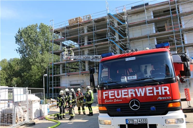 Bei der Alarmübung mussten „Verletzte“ mit der Drehleiter aus dem Rohbau gerettet werden. Foto: Implantcast/John Höft