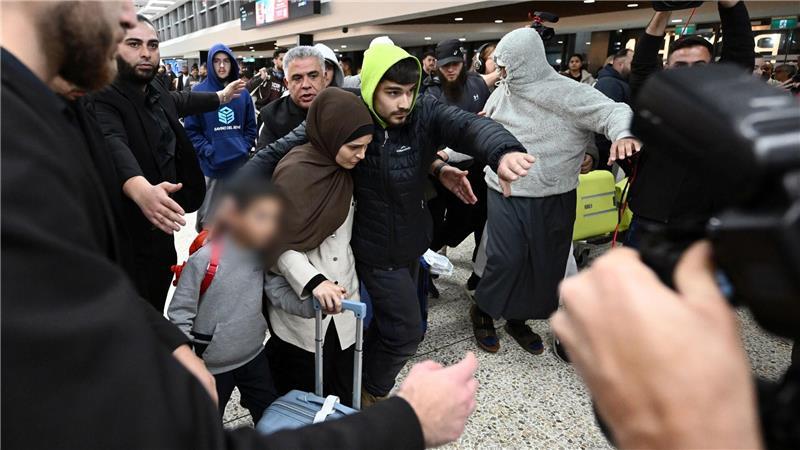 Bei der Ankunft der Frauen sei es teils zu chaotischen Szenen am Flughafen gekommen, berichten australische Medien. 