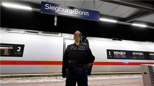 Bei der Ankunft im Bahnhof Siegburg/Bonn wurde der 20-Jährige von der Bundespolizei aus dem ICE gezogen.