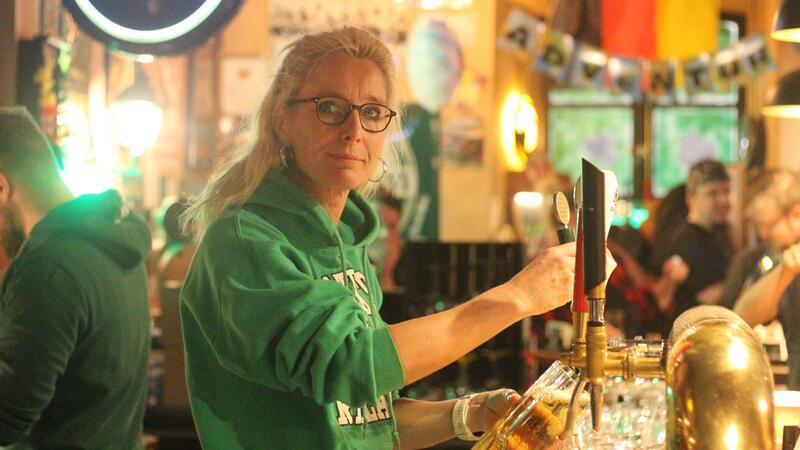 Schluss mit Party im Irish Pub: Das Fiddlers in Stade schließt Bei der Arbeit: Kirsten „Kirsche“ Quell im Fiddler’s.