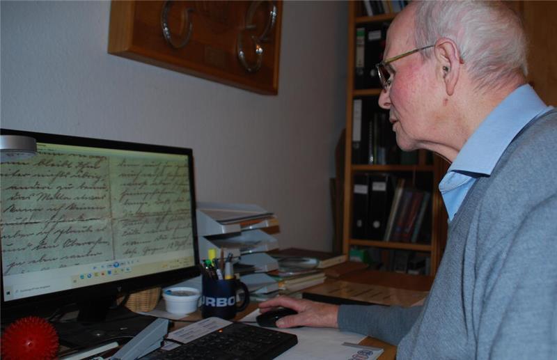 Bei der Arbeit: Lütje Behnken übersetzt historische Schriftstücke in altdeutscher Schrift..