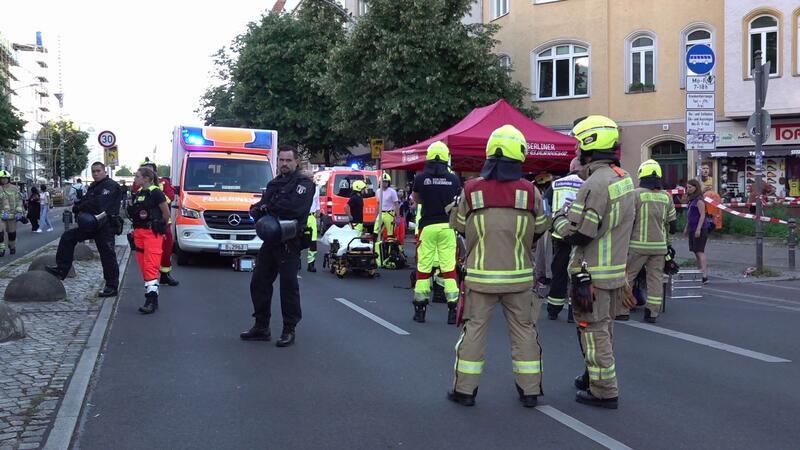 Bei der Auflösung einer großen propalästinensischen Demo in Berlin sind acht Menschen verletzt worden.