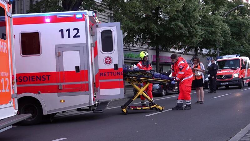 Bei der Auflösung einer großen propalästinensischen Demo in Berlin sind acht Menschen verletzt worden.