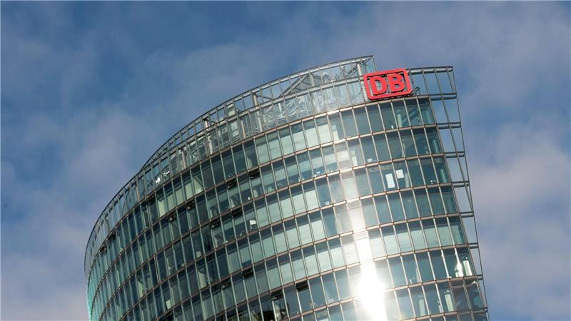 Bei der Aufsichtsratssitzung im Bahntower kommt es am Dienstag zum Machtkampf zwischen der EVG und dem Bundesverkehrsminister. (Archivbild)