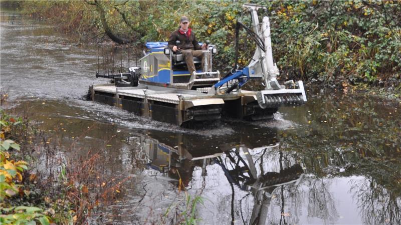 Aue leidet unter Verstopfung: Warum 6500 Kubikmeter Sand rausmüssen Bei der Ausbaggerung kommt ein Truxor zum Einsatz.