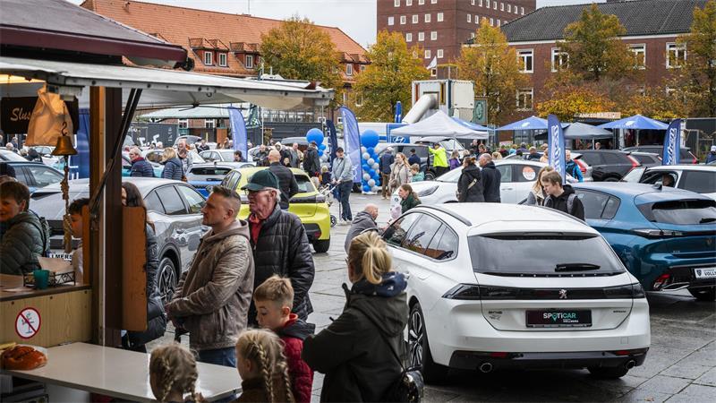 Shantychor-Festival, verkaufsoffener Sonntag und Autoschau in Stade Bei der Autoschau auf dem Platz Am Sande gibt es neue Modelle in sämtlichen Variationen zu sehen.