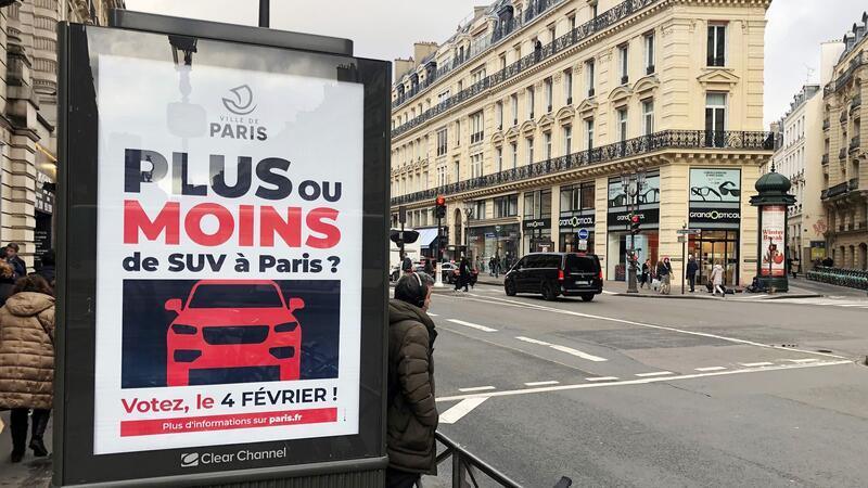 Bald drastisch höhere Parkgebühren für SUV in Paris? Bei der Befragung kann die Pariser Bevölkerung entscheiden, ob es zur Verdreifachung der Parkgebühren auf öffentlichen Parkplätzen für die schweren Stadtgeländewagen kommt.