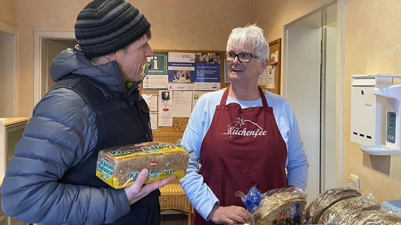 Olaf Ruser und Heike Rathjen legen die Brote im Eingangsbereich der Begegnungsstätte aus