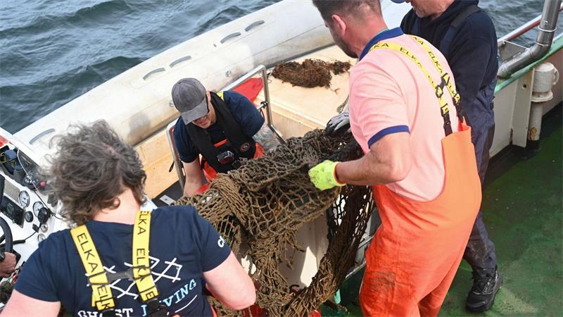 Netze geistern durch die Nordsee – Diese Taucher bergen sie Bei der Bergung der Geisternetze ist Teamwork und Handarbeit gefragt.