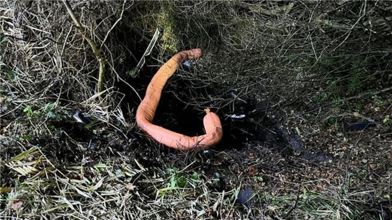 Unfall auf B73: Fahranfänger landet im Graben Bei der Bergung des Fahrzeugs wurde der Motorblock herausgerissen. Die Feuerwehr setzte eine Ölsperre, um zu verhindern, dass sich die ausgetretenen Betriebsstoffe ausbreiten.