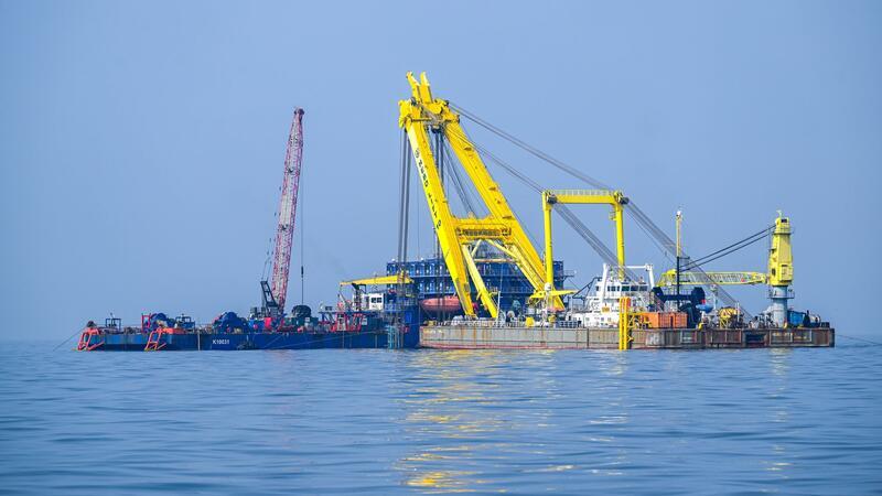 „Verity“ endlich vom Meeresgrund geborgen Bei der Bergung des gesunkenen Frachters „Verity“ in der Deutschen Bucht war einer der stärksten Schwimmkräne Europas im Einsatz.