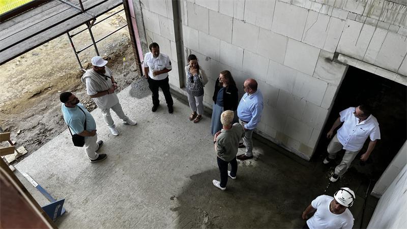 Bei der Besichtigung der zukünftigen Eingangshalle.