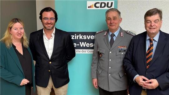 Bei der Bezirksklausur der CDU Elbe-Weser: Bezirksgeschäftsführerin Birgit Butter (MdL), Claudius Meyer, Oberst Daniel Decker und CDU-Bezirksvorsitzender Enak Ferlemann (von links).