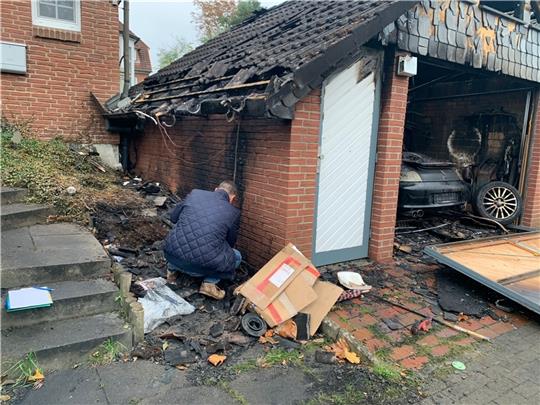Bei der Brandserie im Oktober des vergangenen Jahres brannte auch eine Garage mitsamt dem darin abgestellten Porsche aus. Foto: Polizei