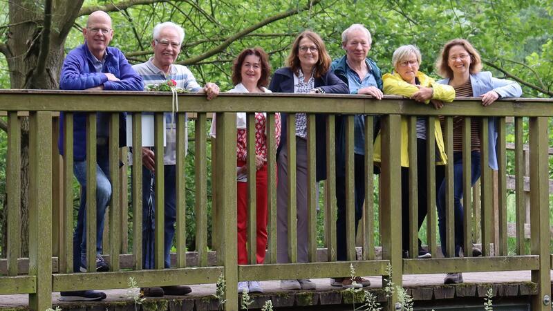 Erinnerung an eine besondere Harsefelderin: Brücke nach Marion Christes benannt Bei der Brücken-Taufe stellvertretend für Rat, Verwaltung und Bürger anwesend, von links: Martin Schimmöller, Gustav Riebau, Susanne de Bruijn, Ute Kück, Hartwig Holthusen, Marina Hoffmann, Melanie Mohnen.